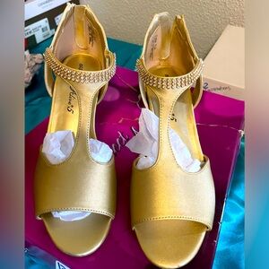 Size 7.5.  Beautiful dress shoes